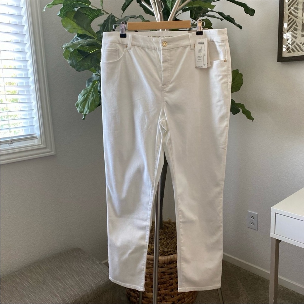 Chico’s | Women’s White Girlfriend Slim Leg Ankle Pants - Size 2.5R/US14